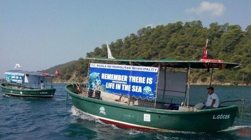 Fethiye&rsquo;de Denizlerdeki Katı Atıklar 3 Tekneyle Toplanıyor