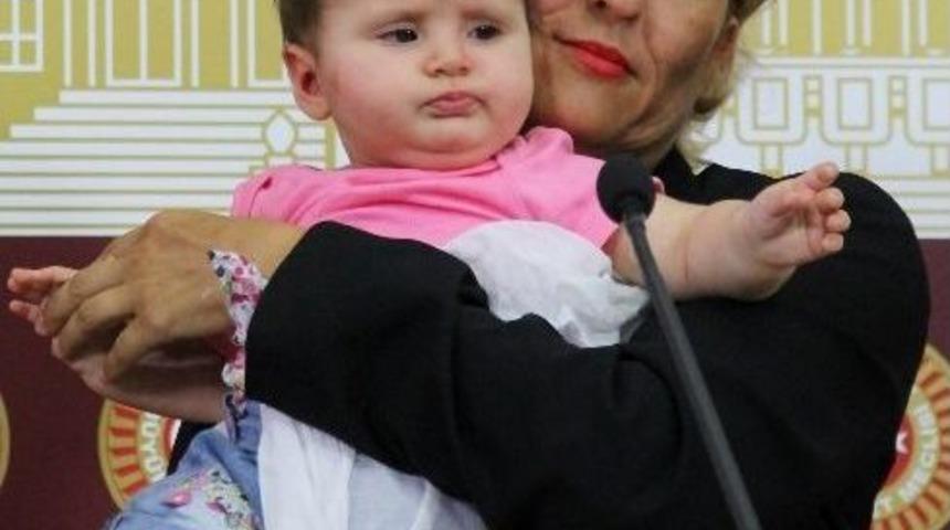 Bebekleri İle Cezaevine Girmeyi Bekliyorlar