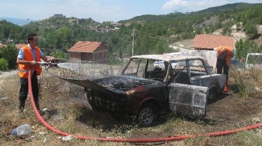 Niksar&rsquo;da Boş Arazideki Otomobil Yandı