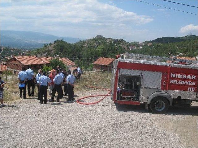 Niksar’da Boş Arazideki Otomobil Yandı