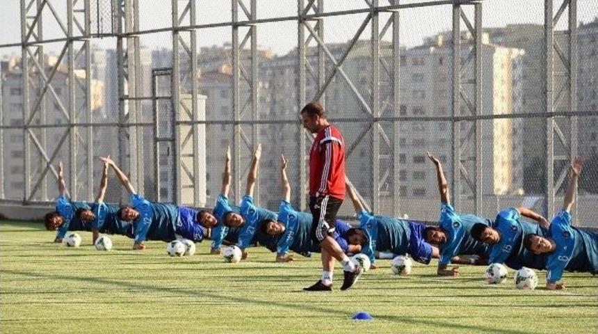İstanbul Başakşehir Futbol Kul&uuml;b&uuml; Yeni Tesislerinde İlk Antrenmanını Ger&ccedil;ekleştirdi
