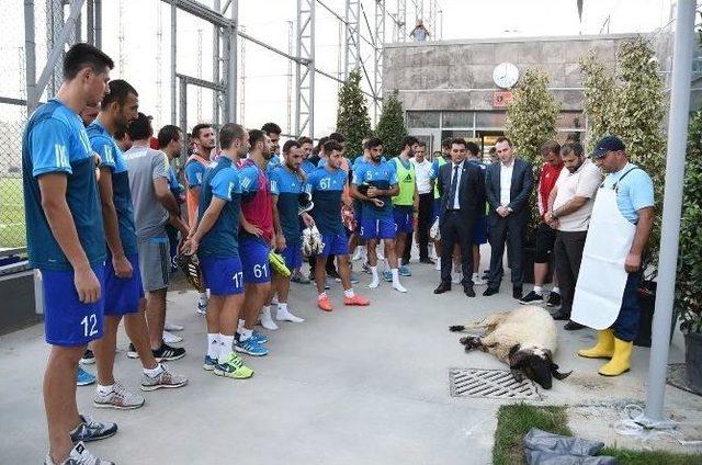 İstanbul Başakşehir Futbol Kulübü Yeni Tesislerinde İlk Antrenmanını Gerçekleştirdi