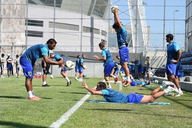 İstanbul Başakşehir Futbol Kulübü Yeni Tesislerinde İlk Antrenmanını Gerçekleştirdi