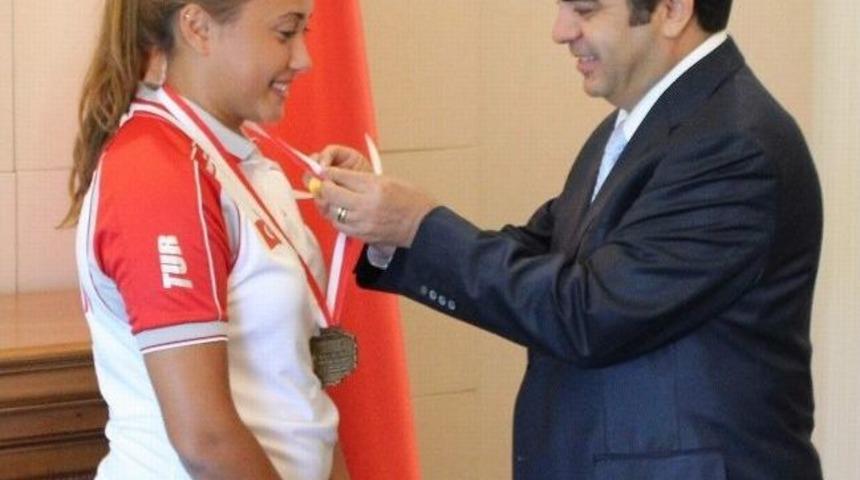 Makaralı Yay Kategorisinde Altın Madalya Kazanan Ecem Cansu Vali D&uuml;zg&uuml;n&rsquo;&uuml; Ziyaret Etti