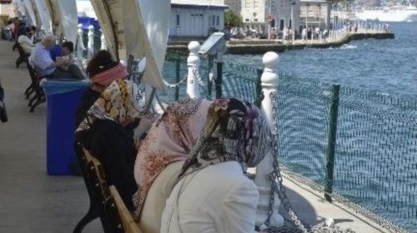 &Uuml;sk&uuml;dar Sahilinde Vatandaşları Serinleten Hizmet