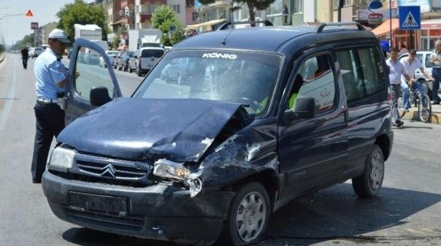 Banaz&rsquo;da Trafik Kazası: 2 Yaralı