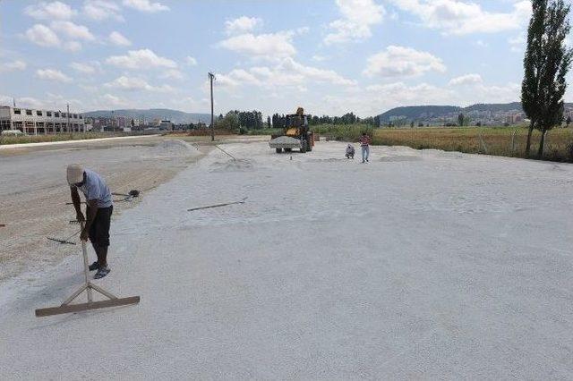 Kapalı Pazar Otopark Alanına Kilit Taşı Döşeniyor