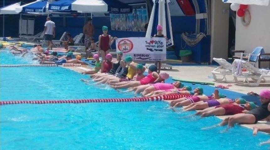 Sevgi &Ccedil;ocuklarının Havuz Keyfi