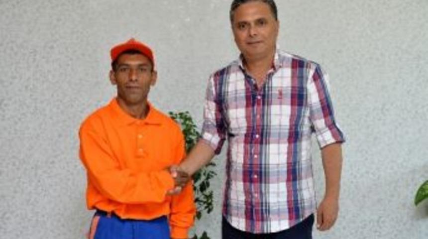 Başkan Uysal Kahraman İş&ccedil;iyi Cumhuriyet Altınıyla &Ouml;d&uuml;llendirdi