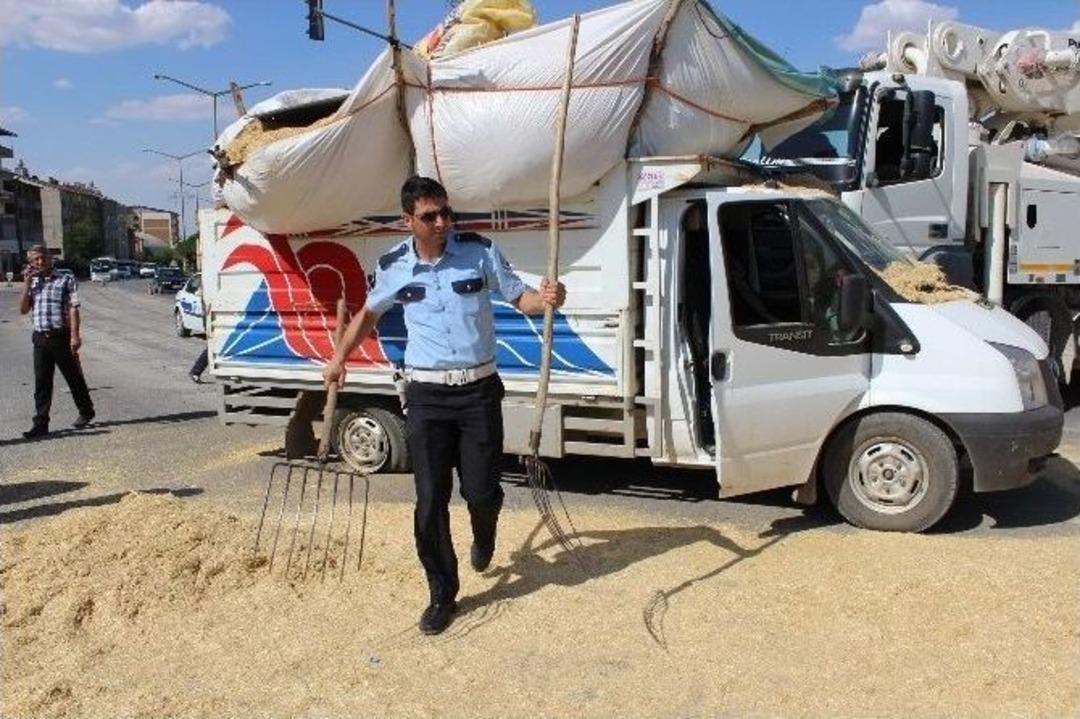 Beton Mikseriyle Saman Y&uuml;kl&uuml; Kamyonet &Ccedil;arpıştı: 2 Yaralı