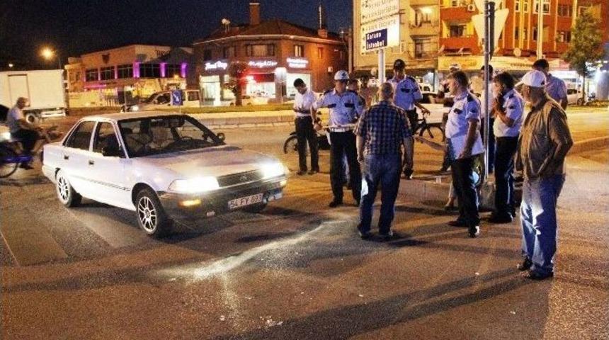 Sakarya&rsquo;da Karşıdan Karşıya Ge&ccedil;mek İsteyen Gen&ccedil; Kıza Araba &Ccedil;arptı