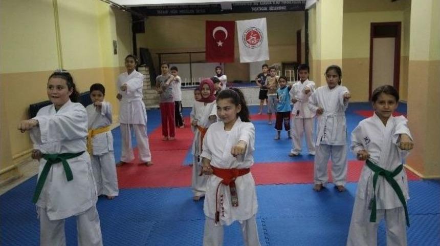 Yaz Spor Okulları Karate Kursu Devam Ediyor