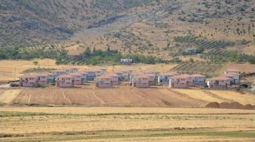 T&uuml;rkoğlu İl&ccedil;esindeki Y&ouml;r&uuml;kler Tapularını Aldı