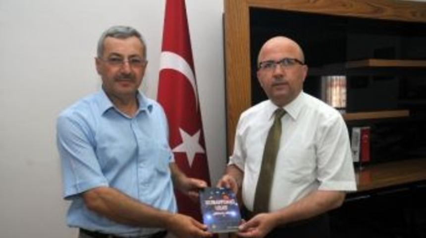 Yazdığı &lsquo;kur&rsquo;an&rsquo;daki Uzay&rsquo; İsimli Kitabı Başkan &Ccedil;oban&rsquo;a Hediye Etti