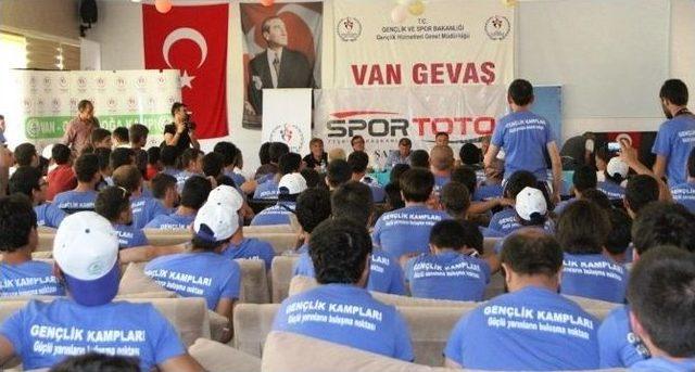 Futbolun Ustaları Gençlerle Buluştu