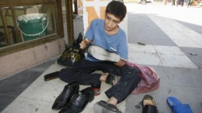 Yaz Tatilini Ayakkabı Boyacılığı Yaparak Ge&ccedil;iriyor