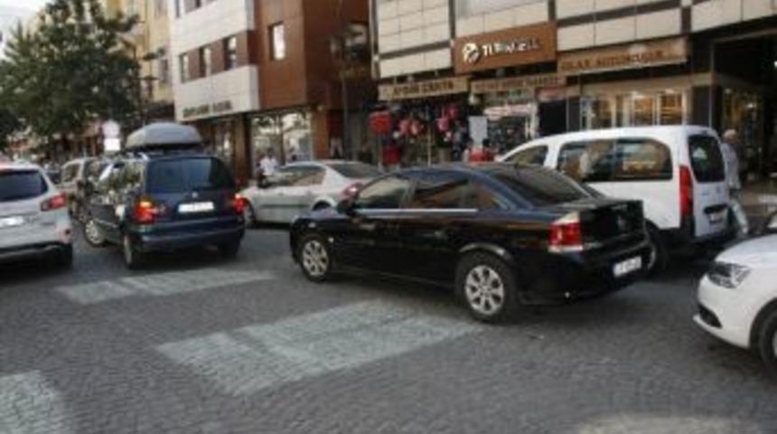 İkili Park Eden Ara&ccedil;lara Esnaftan Tepki