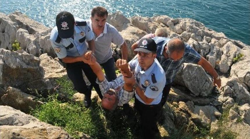 Kayalıklardan Denize Atlamak İsteyen Şahsı Polis Kurtardı