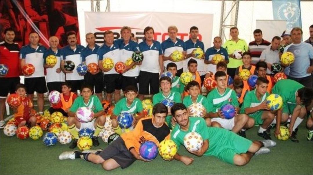 Futbol Ustaları Vanlı Gen&ccedil;lerle Halı Saha Ma&ccedil;ı Yaptı