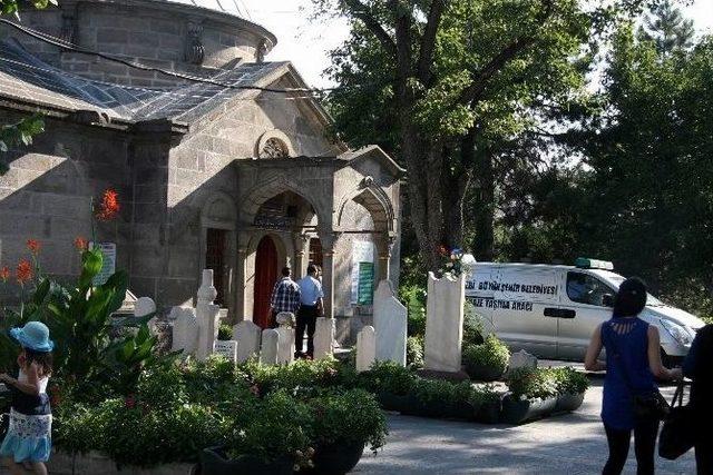 (özel Haber) Türbede Namaz Kılarken Hayatını Kaybetti