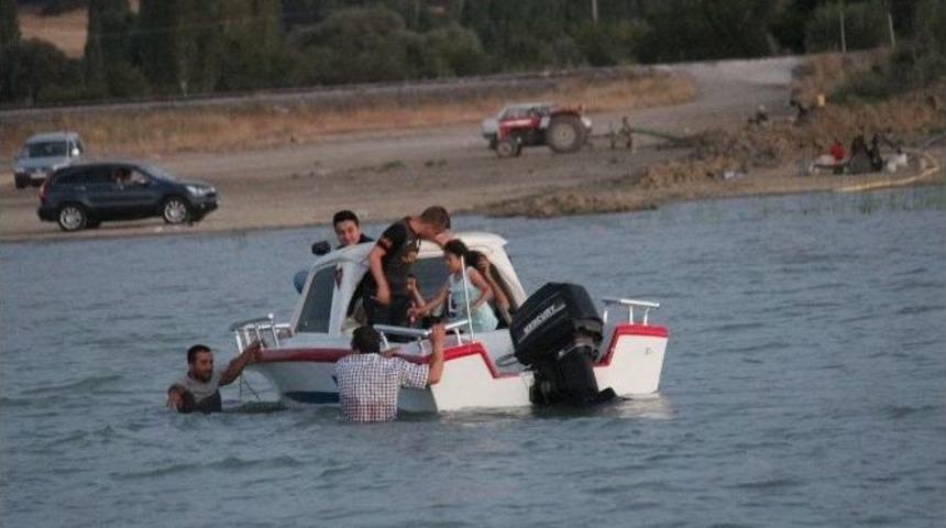 G&ouml;l Ortasında Kalan Tekneyi Jandarma Kurtardı