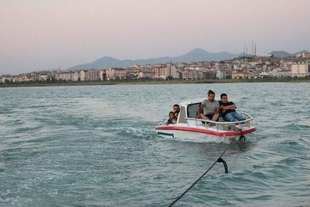 Göl Ortasında Kalan Tekneyi Jandarma Kurtardı