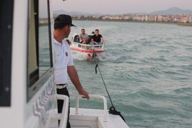 Göl Ortasında Kalan Tekneyi Jandarma Kurtardı