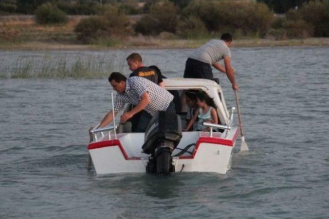 Göl Ortasında Kalan Tekneyi Jandarma Kurtardı