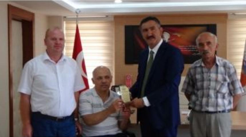 Giresun Engelliler Derneği&rsquo;nden Duroğlu Belediye Başkanı Kılı&ccedil;aslan&rsquo;a Plaket