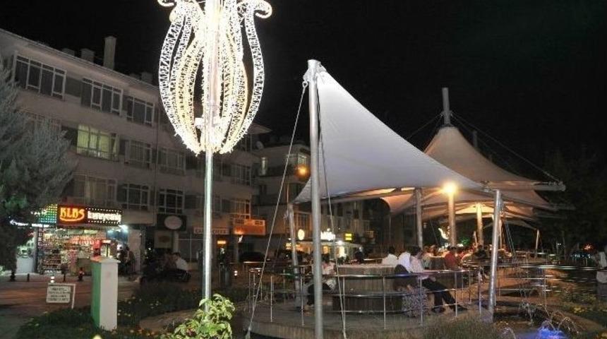 Ke&ccedil;i&ouml;ren&rsquo;in Aydınlatma Direkleri De Lalelendi