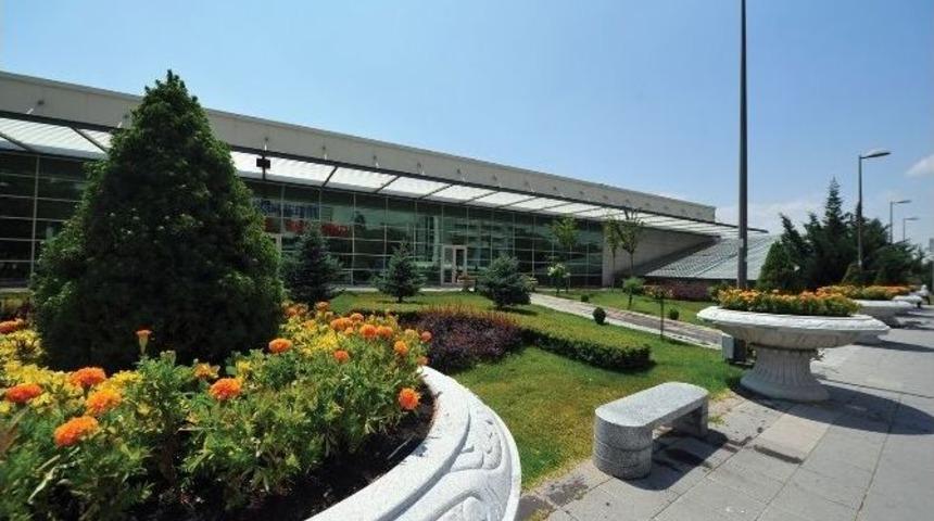 Büyükşehir Belediyesi Başkent Caddelerini Vazolarla Süslüyor