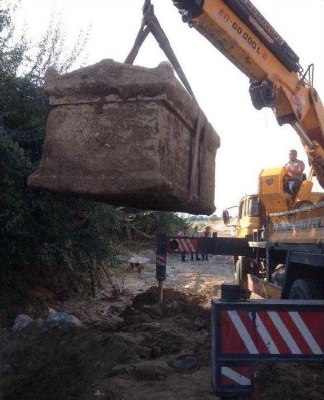 Honaz’da Anıt Mezar Ortaya Çıkarıldı