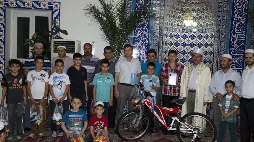 Yaz Kur&rsquo;an Kursu&rsquo;na Katılan &Ouml;ğrenciler Arasında &Ouml;d&uuml;ll&uuml; Yarışma D&uuml;zenlendi