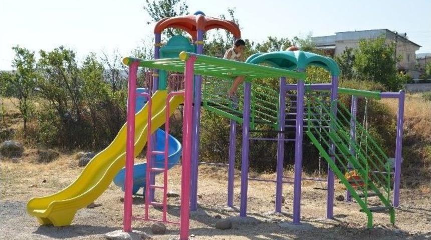 Kıranardı&rsquo;na &Ccedil;ocuk Oyun Alanları Ve Aletleri &Ccedil;ocuklara Emanet