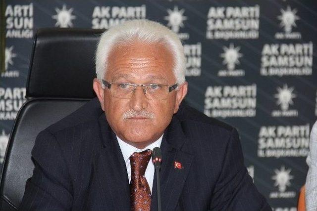 Ak Parti 13. Yaşını Pasta Keserek Kutladı