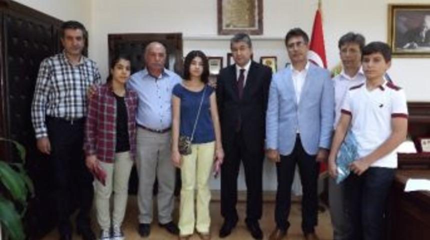 Başarılı &Ouml;ğrenciler &Ouml;d&uuml;llendirildi