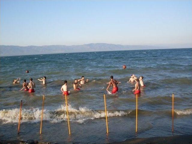 Basketbolculara Gölde Komando Eğitimi