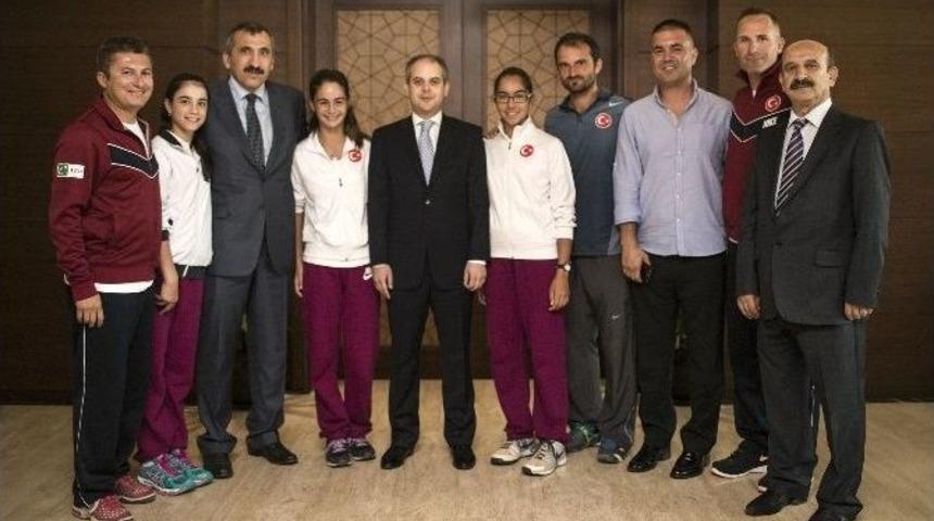 Bakan &Ccedil;ağatay Kılı&ccedil;, 12 Yaş Tenis Kız Milli Takımı&rsquo;nı Kabul Etti