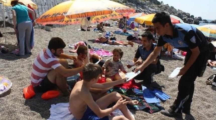 Emniyet Boğulmalara Dikkat &Ccedil;ekmek İ&ccedil;in Broş&uuml;r Dağıttı