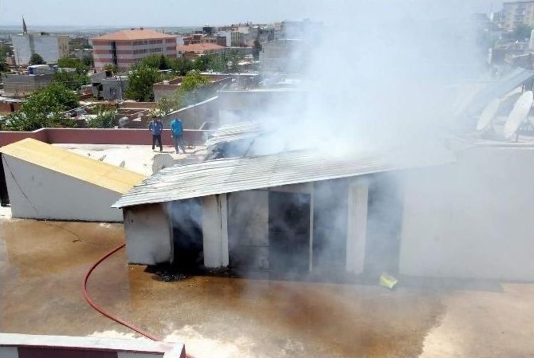 Teras Katta &Ccedil;ıkan Yangın Korkuttu