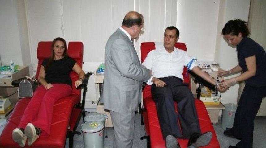 Sağlık &Ccedil;alışanlarından Kızılay&rsquo;a Kan Bağışı