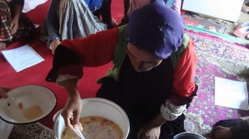 Tarım İş&ccedil;ilerine &Ccedil;adırda Re&ccedil;el Yapımı &Ouml;ğretildi