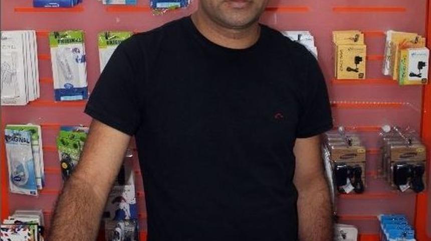 &Ccedil;ocuklarının G&ouml;z&uuml; &Ouml;n&uuml;nde Cep Telefonunu B&ouml;yle &Ccedil;aldı