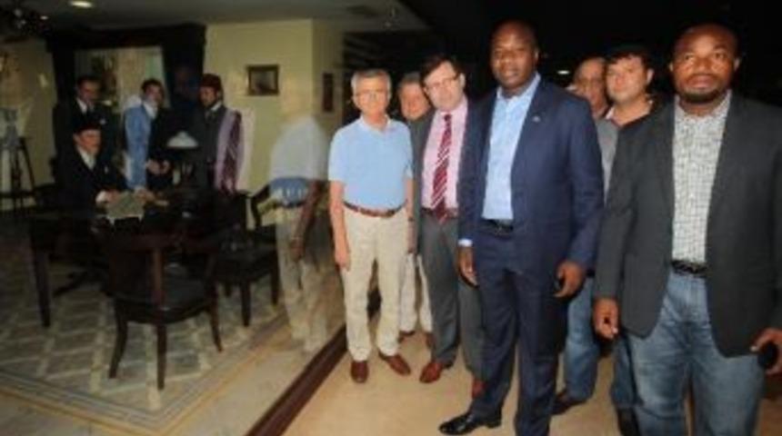 Gana Gen&ccedil;lik Ve Spor Bakanı Ş&uuml;kr&uuml; Saracoğlu Stadı&rsquo;nı Gezdi