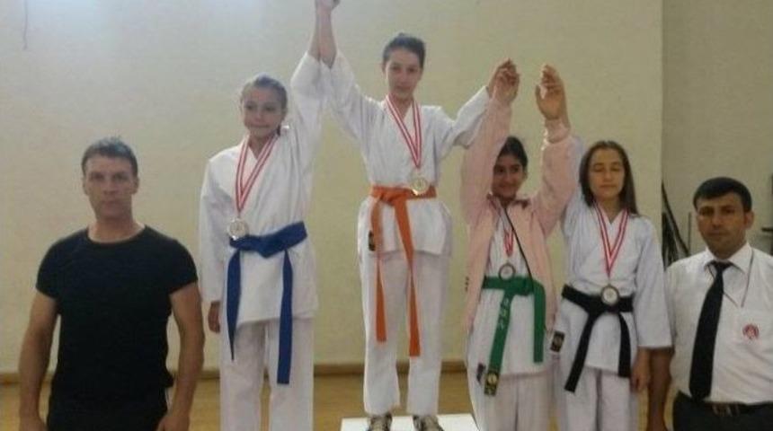 M. Kemalpaşalı Karatecilerin B&uuml;y&uuml;k Başarısı