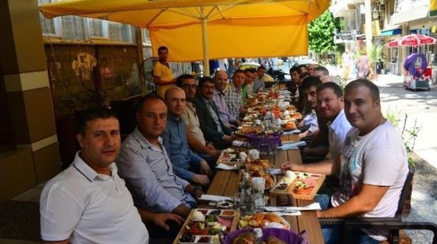 Şehzadeler Belediye Başkanı &Ccedil;elik Esnafla Kahvaltıda Buluştu