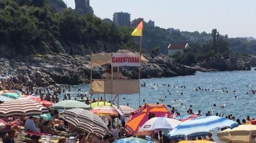 Kapuz Plajı&rsquo;nda 50 Kişi Boğulmaktan Kurtarıldı