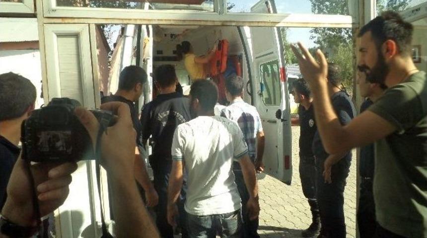 Kız Ka&ccedil;ıran Şahıslar Trafik Kazası Yaptı: 4 Yaralı