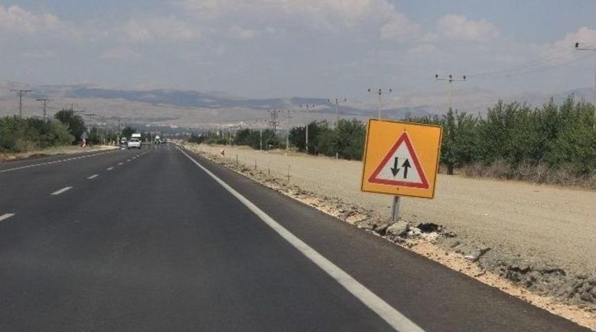 Elazığ&rsquo;da 6 Farklı Noktada Yol &Ccedil;alışmaları S&uuml;r&uuml;yor