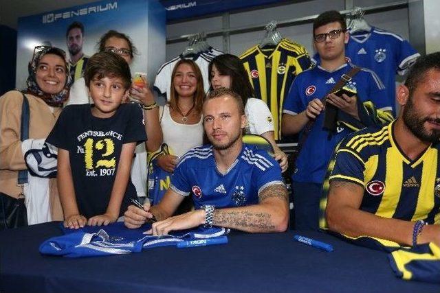 Fenerbahçeli Futbolcuların İmza Organizasyonları Devam Ediyor